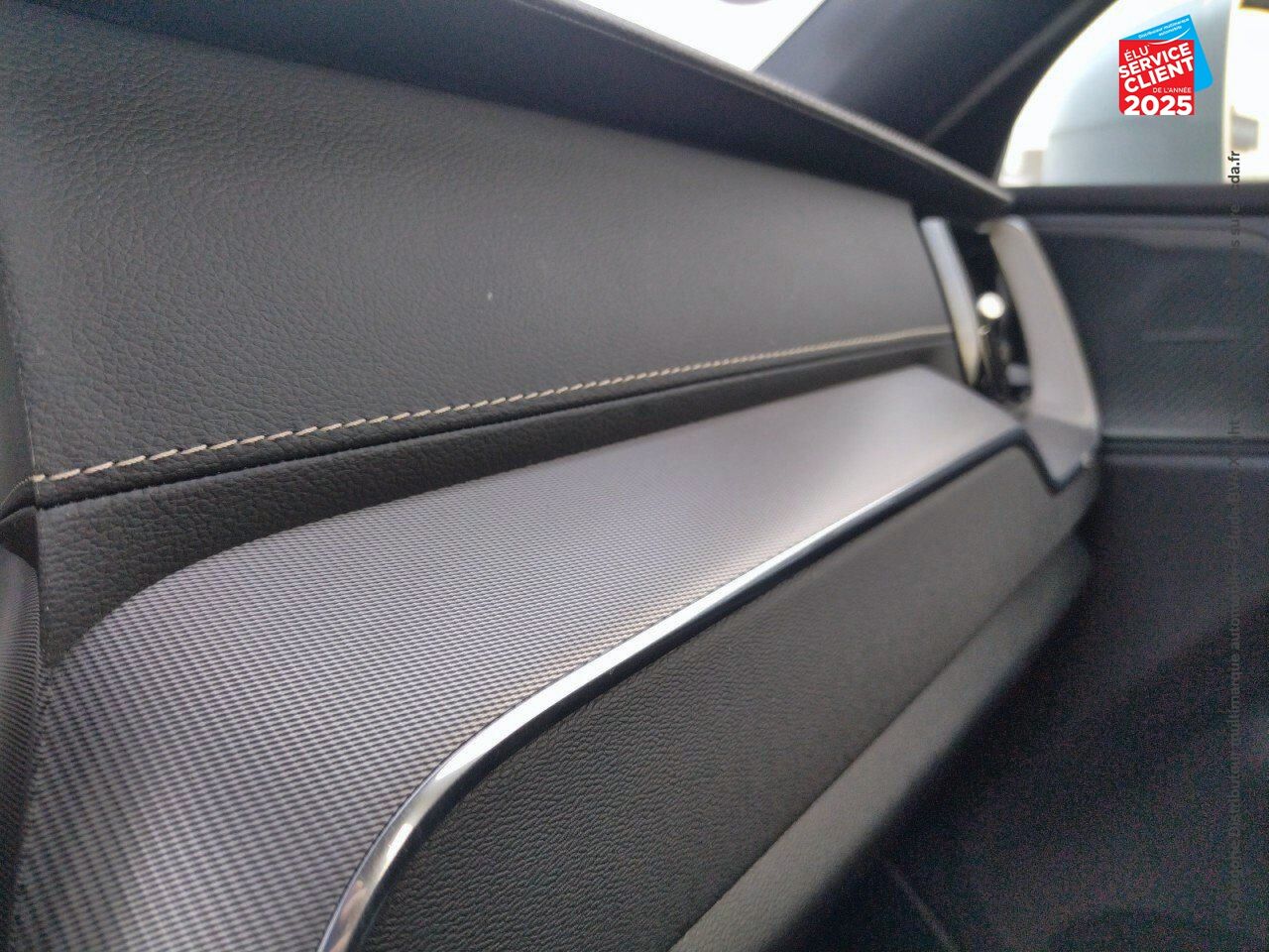 Véhicule d'occasion VOLVO XC60 T8 TWIN ENGINE 303 + 87CH R-DESIGN GEARTRONIC chez Renault Colmar