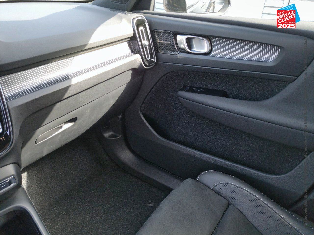 Véhicule d'occasion VOLVO XC40 P8 AWD 408CH R-DESIGN EDT chez Renault Colmar