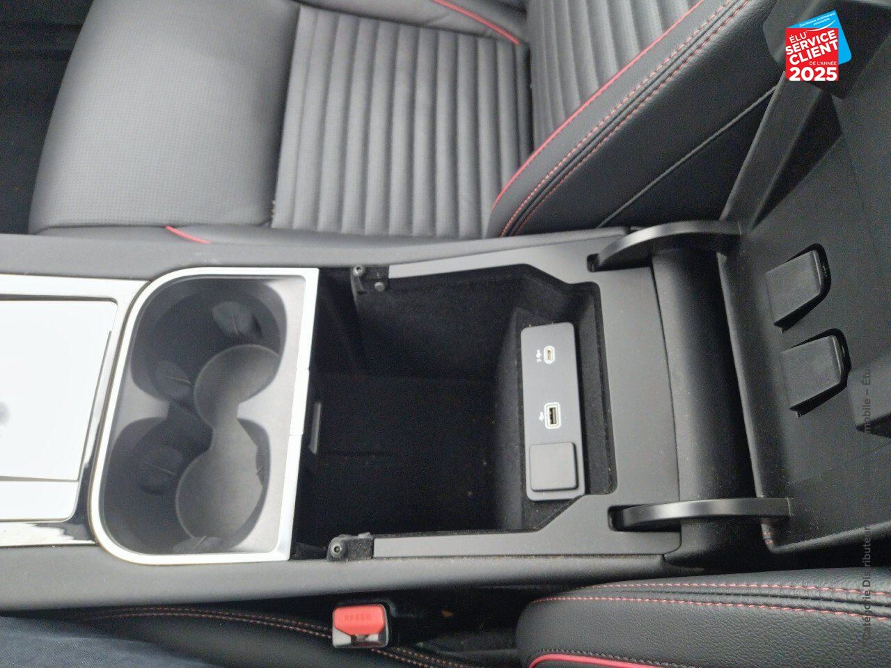 Véhicule d'occasion LAND-ROVER DISCOVERY SPORT P300E R-DYNAMIC SE AWD BVA chez Land Rover Metz