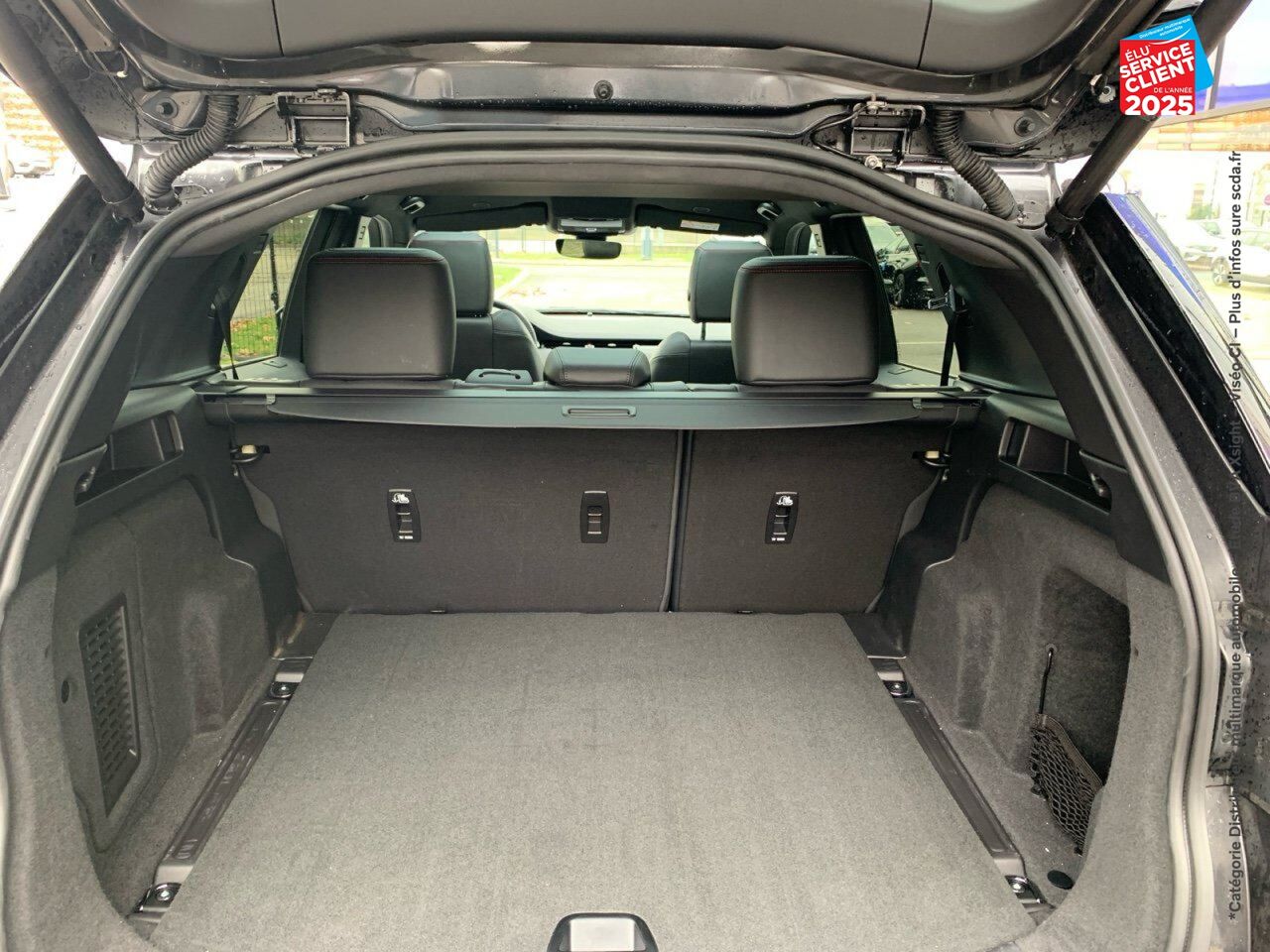 Véhicule d'occasion LAND-ROVER DISCOVERY SPORT P300E R-DYNAMIC SE AWD BVA chez HESS Automobile