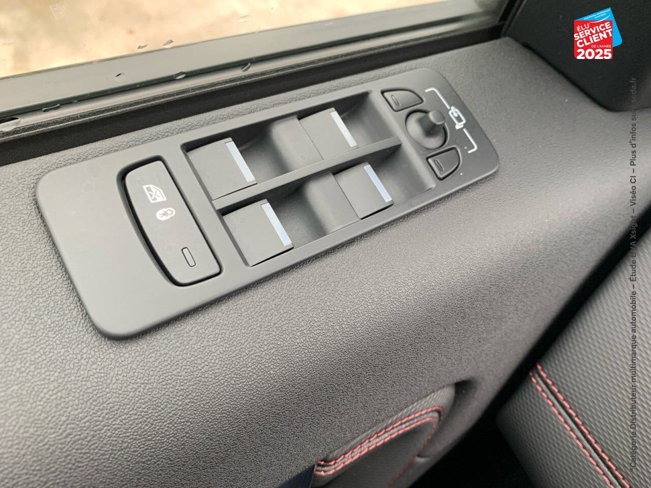 Véhicule d'occasion LAND-ROVER DISCOVERY SPORT P300E R-DYNAMIC SE AWD BVA chez HESS Automobile