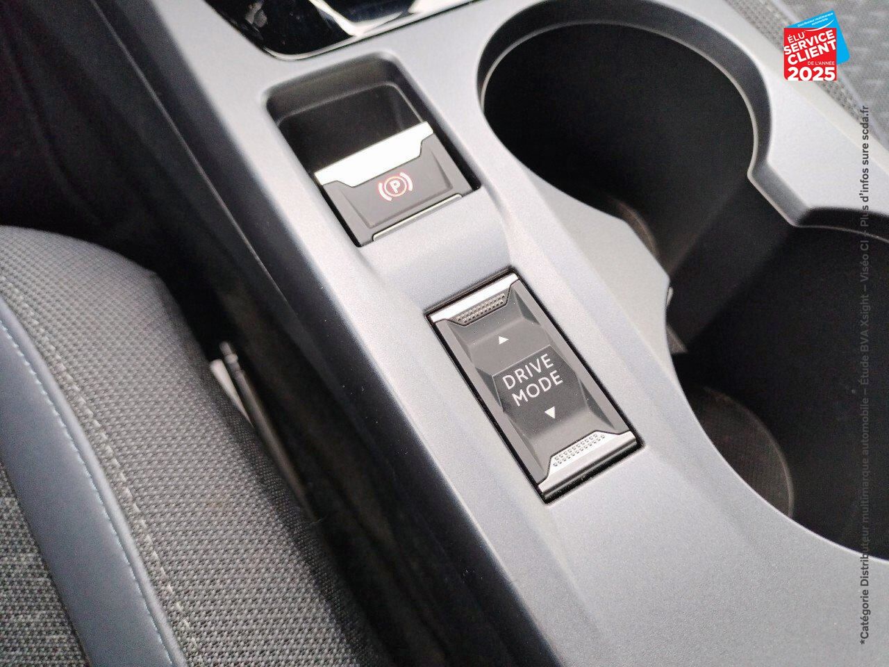 Véhicule d'occasion PEUGEOT 2008 E-2008 136 CH ALLURE GPS I-COCKPIT 3D SIEGES CHAUFFANTS chez Renault Saint-Louis