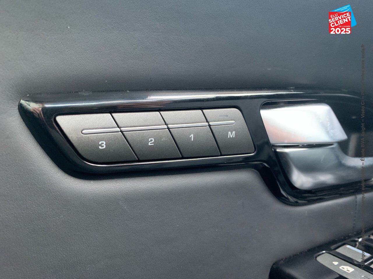 Véhicule d'occasion LAND-ROVER RANGE EVOQUE CAB 2.0 TD4 180 SE DYNAMIC BVA MARK III CUIR SIEGE CHAUF CAMERA GPS chez Volvo Epernay