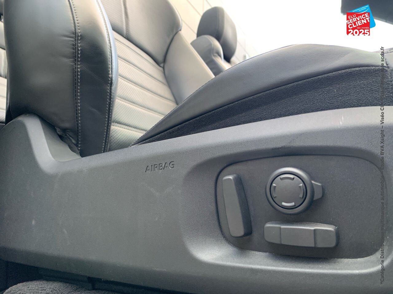 Véhicule d'occasion LAND-ROVER RANGE EVOQUE CAB 2.0 TD4 180 SE DYNAMIC BVA MARK III CUIR SIEGE CHAUF CAMERA GPS chez Volvo Epernay