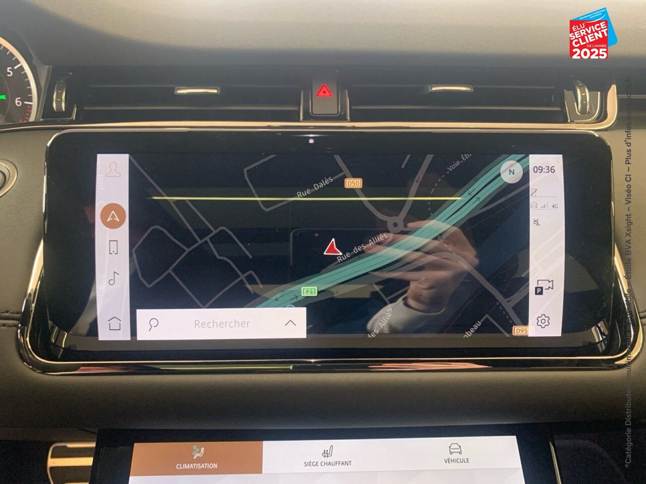 Véhicule d'occasion LAND-ROVER RANGE ROVER EVOQUE 2.0 P 200CH FLEX FUEL R-DYNAMIC SE AWD BVA MARK III chez Volvo Epernay