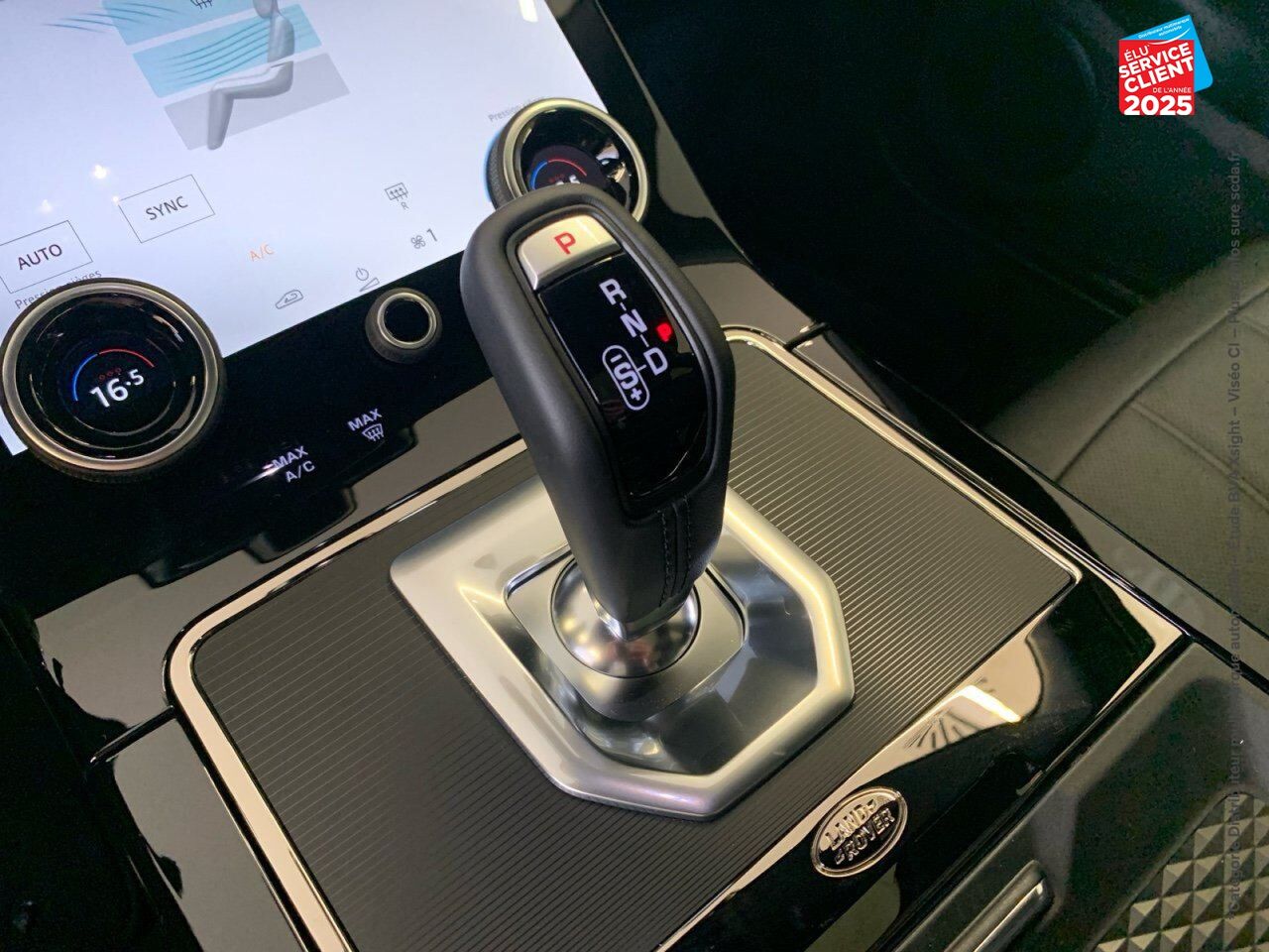 Véhicule d'occasion LAND-ROVER RANGE ROVER EVOQUE 2.0 P 200CH FLEX FUEL R-DYNAMIC SE AWD BVA MARK III chez Volvo Epernay