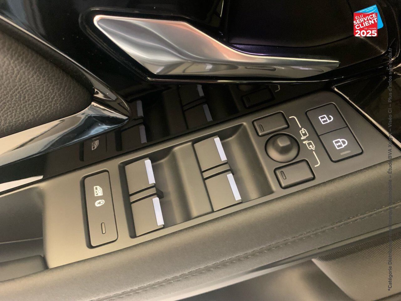 Véhicule d'occasion LAND-ROVER RANGE ROVER EVOQUE 2.0 P 200CH FLEX FUEL R-DYNAMIC SE AWD BVA MARK III chez Volvo Epernay
