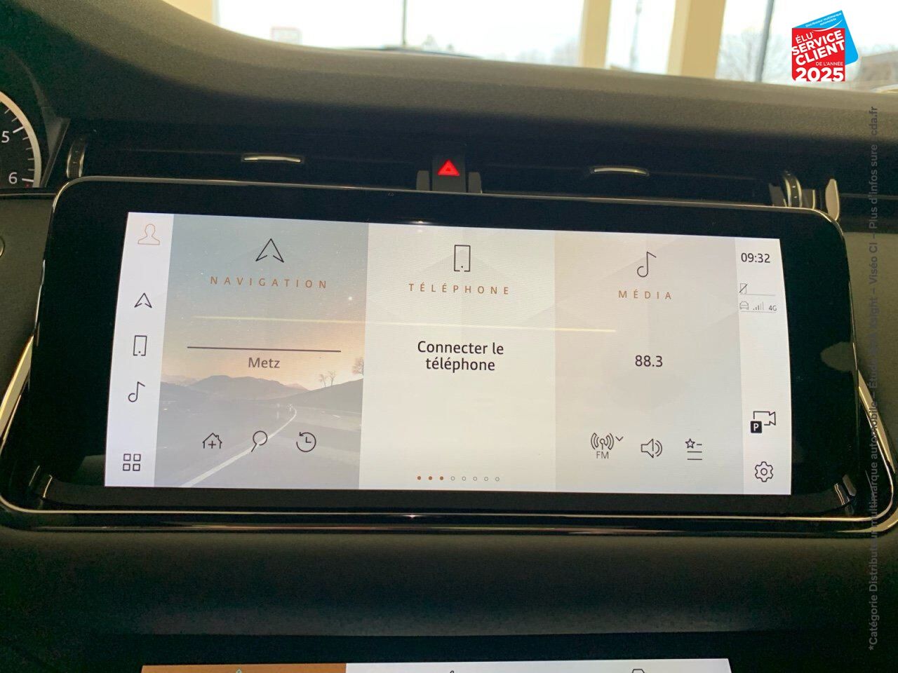 Véhicule d'occasion LAND-ROVER RANGE ROVER EVOQUE 2.0 P 200CH FLEX FUEL R-DYNAMIC SE AWD BVA MARK III chez Volvo Epernay