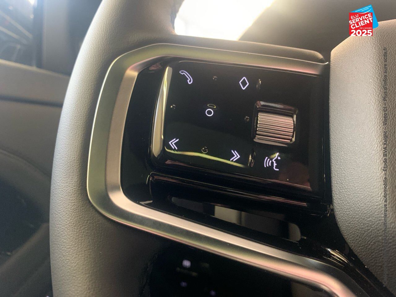 Véhicule d'occasion LAND-ROVER RANGE ROVER EVOQUE 2.0 P 200CH FLEX FUEL R-DYNAMIC SE AWD BVA MARK III chez Volvo Epernay