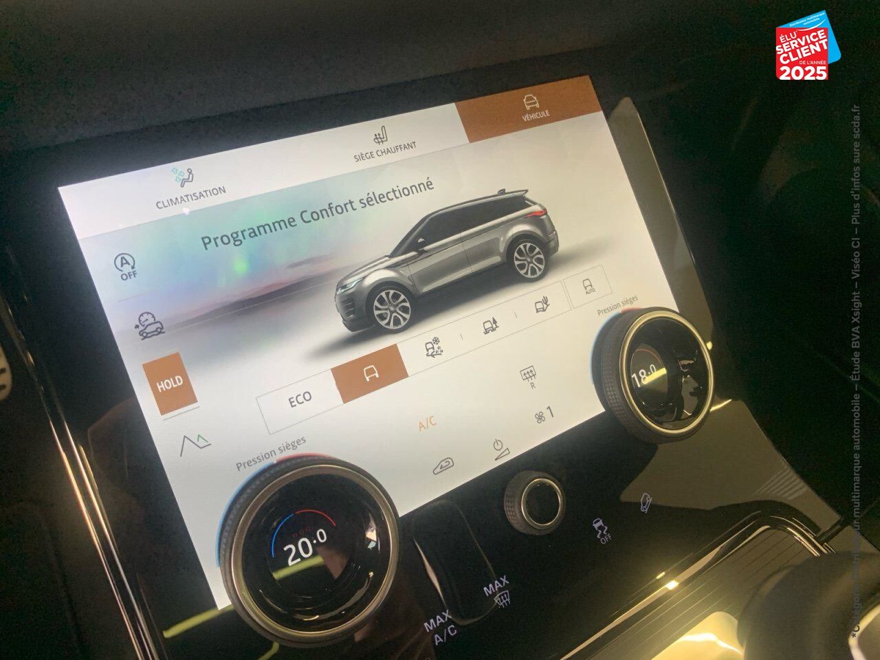 Véhicule d'occasion LAND-ROVER RANGE ROVER EVOQUE 2.0 P 200CH FLEX FUEL R-DYNAMIC SE AWD BVA MARK III chez Volvo Epernay