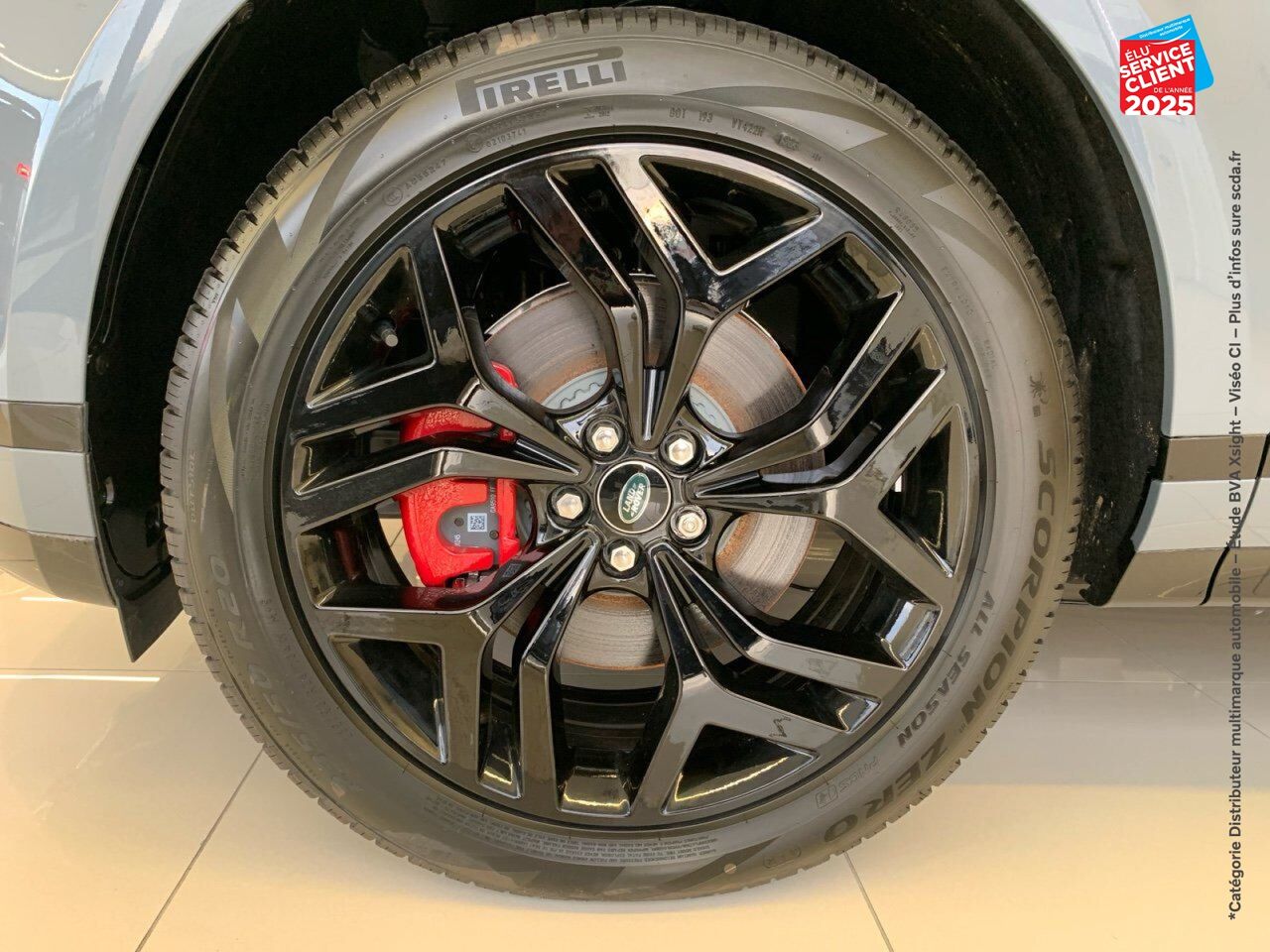 Véhicule d'occasion LAND-ROVER RANGE ROVER EVOQUE 2.0 P 200CH FLEX FUEL R-DYNAMIC SE AWD BVA MARK III chez Volvo Epernay