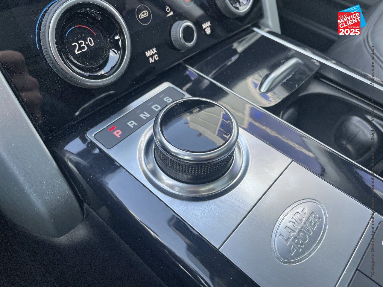 Véhicule d'occasion LAND-ROVER RANGE ROVER 2.0 P400E 404CH VOGUE SWB MARK IX chez Renault Saint-Louis