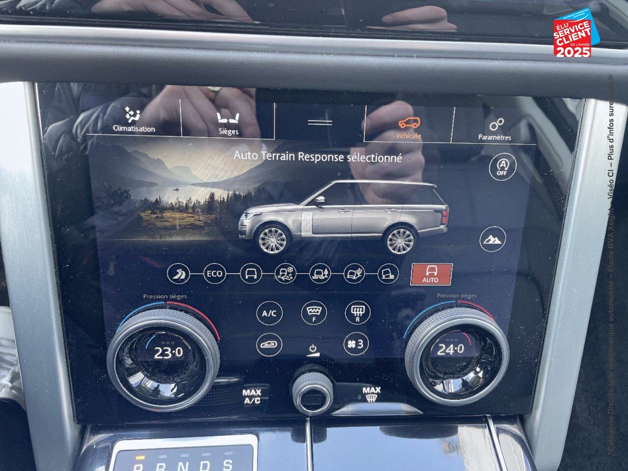 Véhicule d'occasion LAND-ROVER RANGE ROVER 2.0 P400E 404CH VOGUE SWB MARK IX chez Renault Saint-Louis
