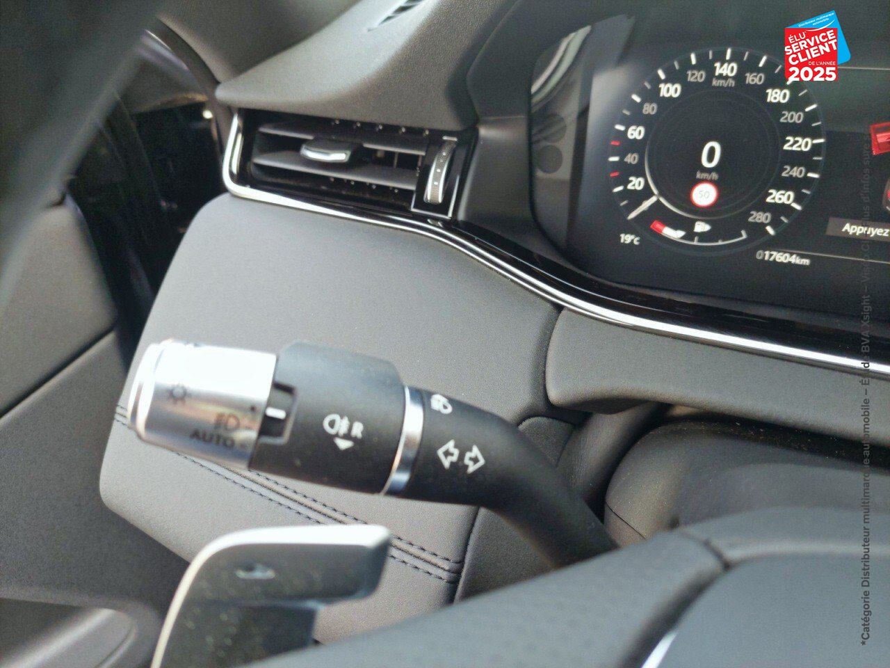 Véhicule d'occasion LAND-ROVER RANGE ROVER EVOQUE 1.5 P300E 309CH R-DYNAMIC SE AWD BVA 11CV chez Land Rover Metz