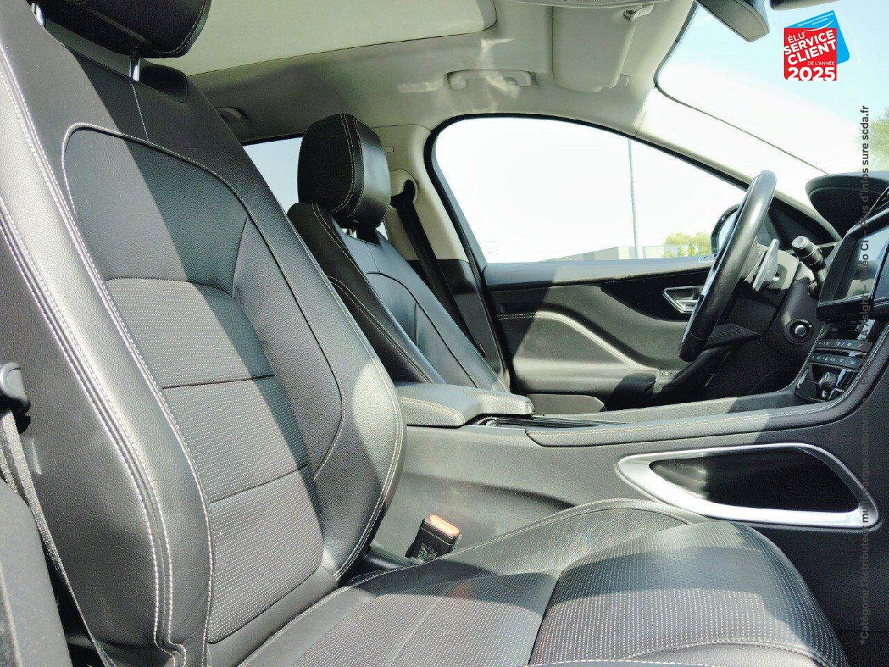 Véhicule d'occasion JAGUAR F-PACE V6 3.0D 300CH R-SPORT 4X4 BVA8 chez MINI Lons-Le-Saunier