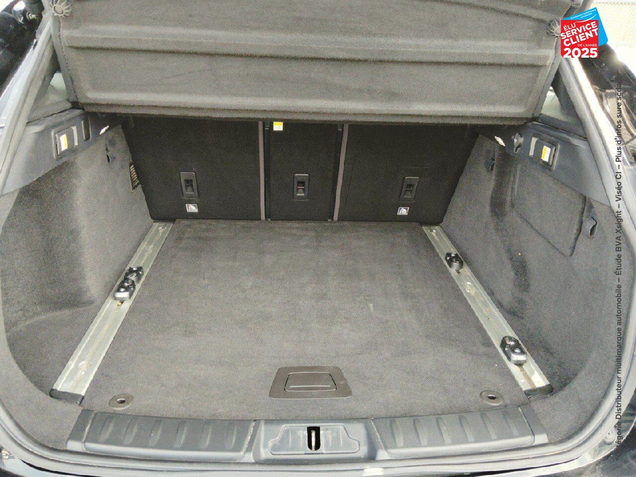 Véhicule d'occasion JAGUAR F-PACE V6 3.0D 300CH R-SPORT 4X4 BVA8 chez MINI Lons-Le-Saunier