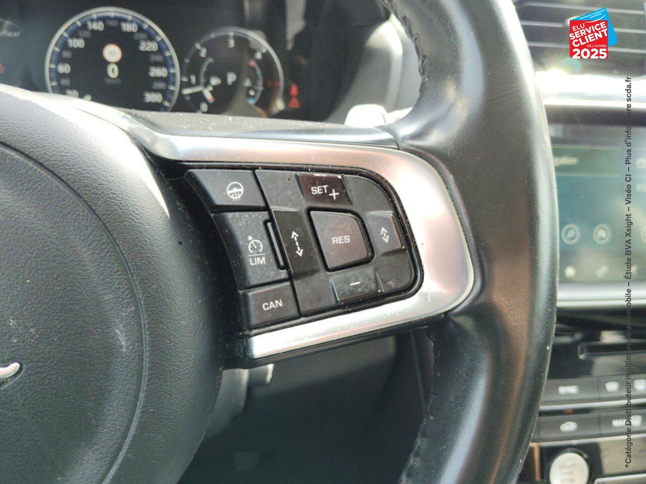 Véhicule d'occasion JAGUAR F-PACE V6 3.0D 300CH R-SPORT 4X4 BVA8 chez MINI Lons-Le-Saunier