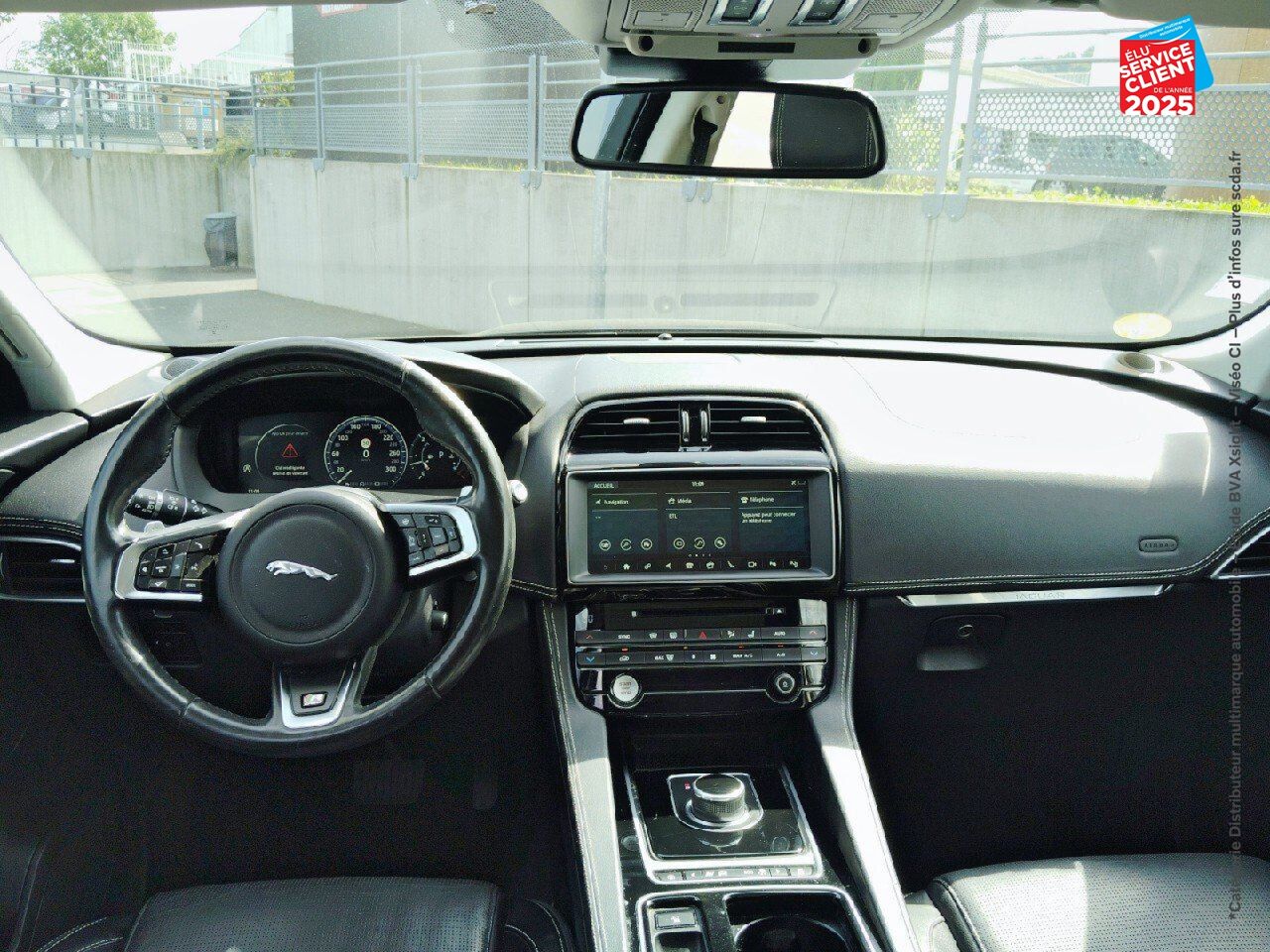 Véhicule d'occasion JAGUAR F-PACE V6 3.0D 300CH R-SPORT 4X4 BVA8 chez MINI Lons-Le-Saunier