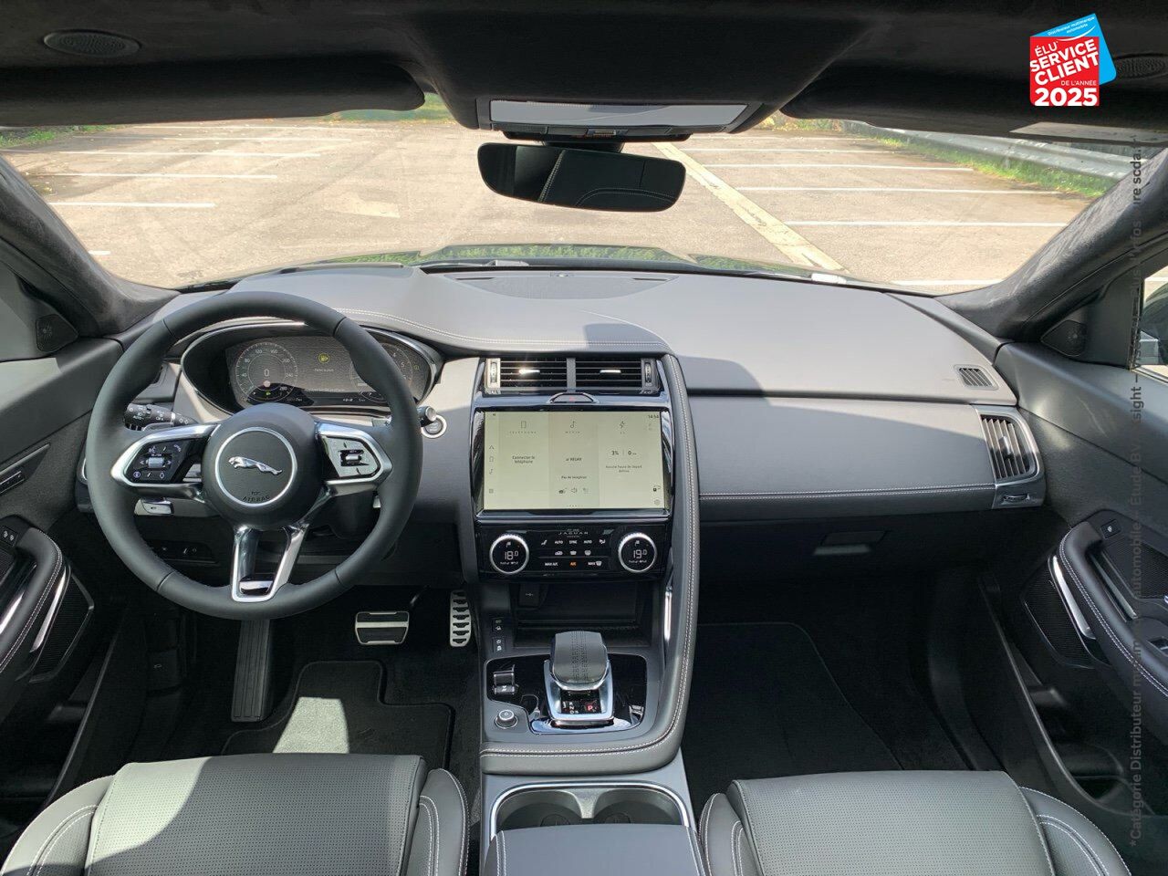 Véhicule d'occasion JAGUAR E-PACE P300E PHEV 309CH R-DYNAMIC SE chez Renault Saint-Louis