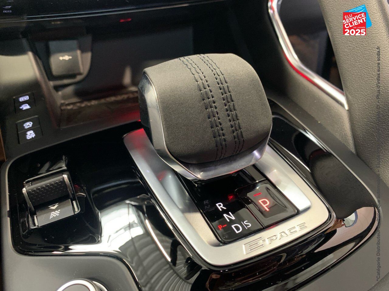 Véhicule d'occasion JAGUAR E-PACE P300E PHEV 309CH R-DYNAMIC SE chez Renault Saint-Louis