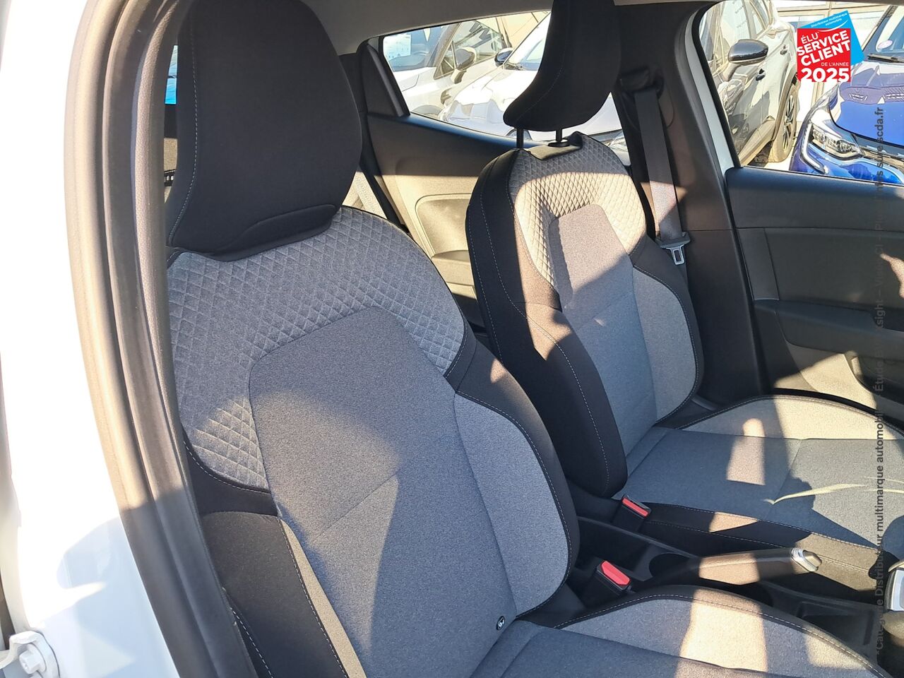 Véhicule d'occasion RENAULT CLIO 1.6 E-TECH 145CH FULL HYBRID EVOLUTION RADAR AR chez Renault Colmar