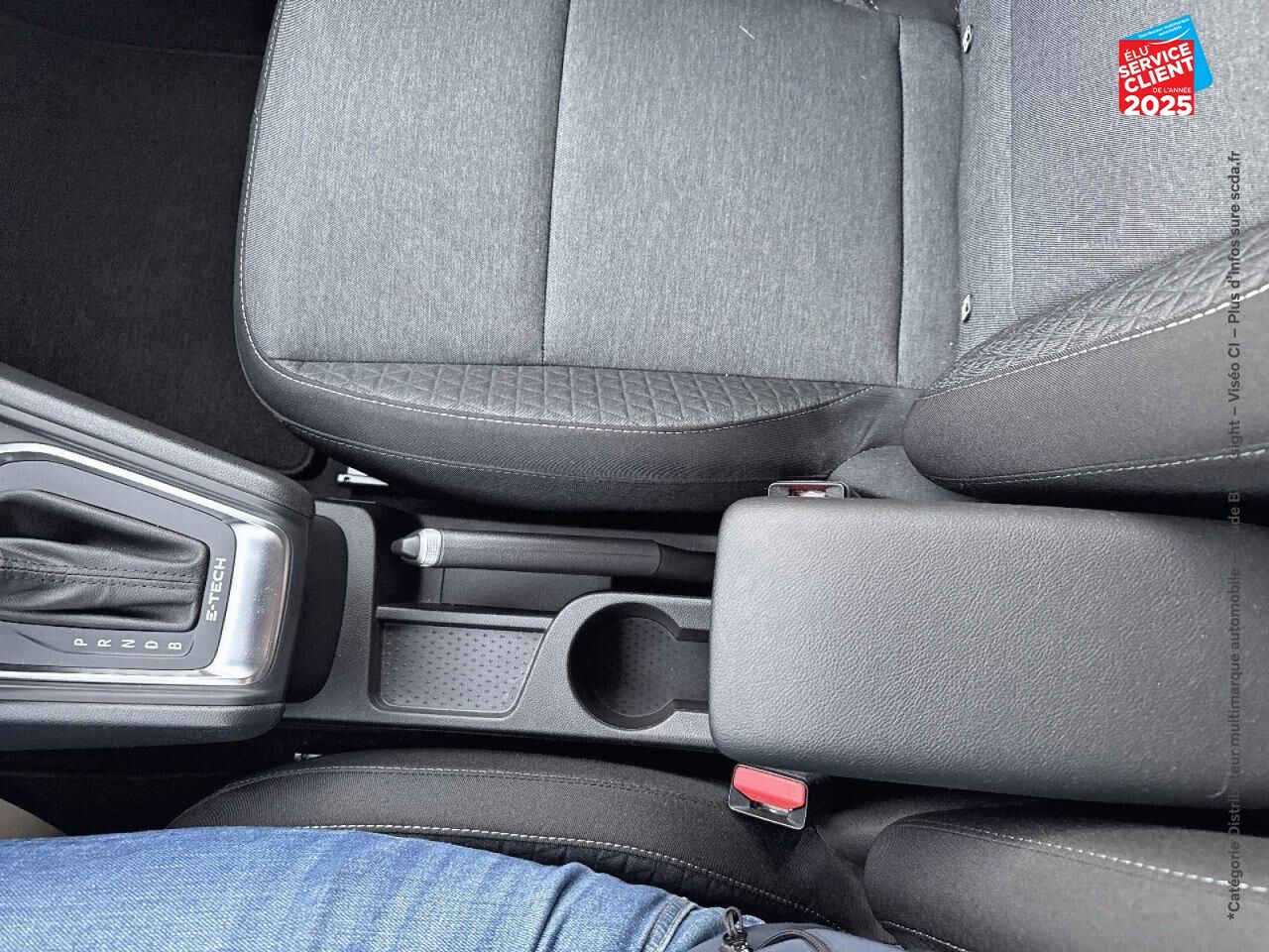 Véhicule d'occasion RENAULT CAPTUR 1.6 E-TECH HYBRIDE 145CH EVOLUTION chez Renault Colmar