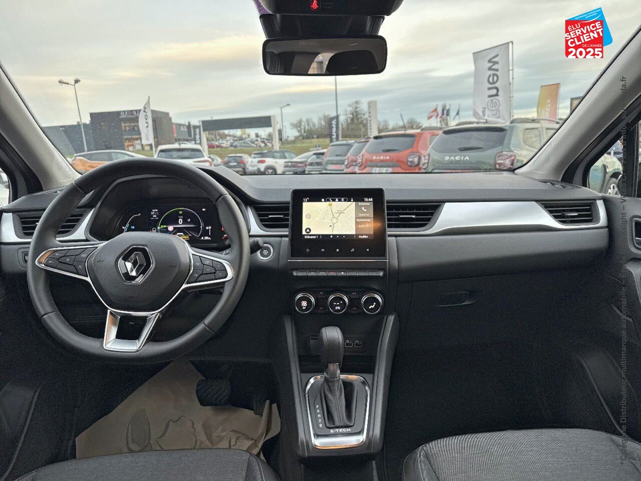 Véhicule d'occasion RENAULT CAPTUR 1.6 E-TECH HYBRIDE 145CH EVOLUTION chez Renault Colmar