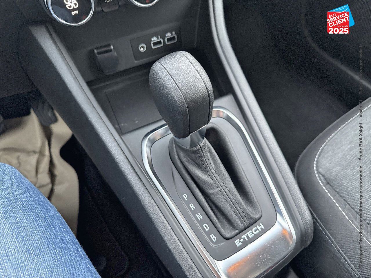 Véhicule d'occasion RENAULT CAPTUR 1.6 E-TECH HYBRIDE 145CH EVOLUTION chez Renault Colmar