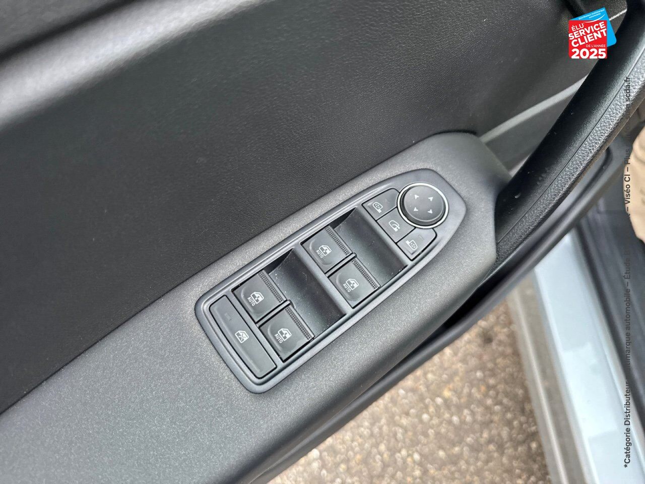 Véhicule d'occasion RENAULT CAPTUR 1.6 E-TECH HYBRIDE 145CH EVOLUTION chez Renault Colmar