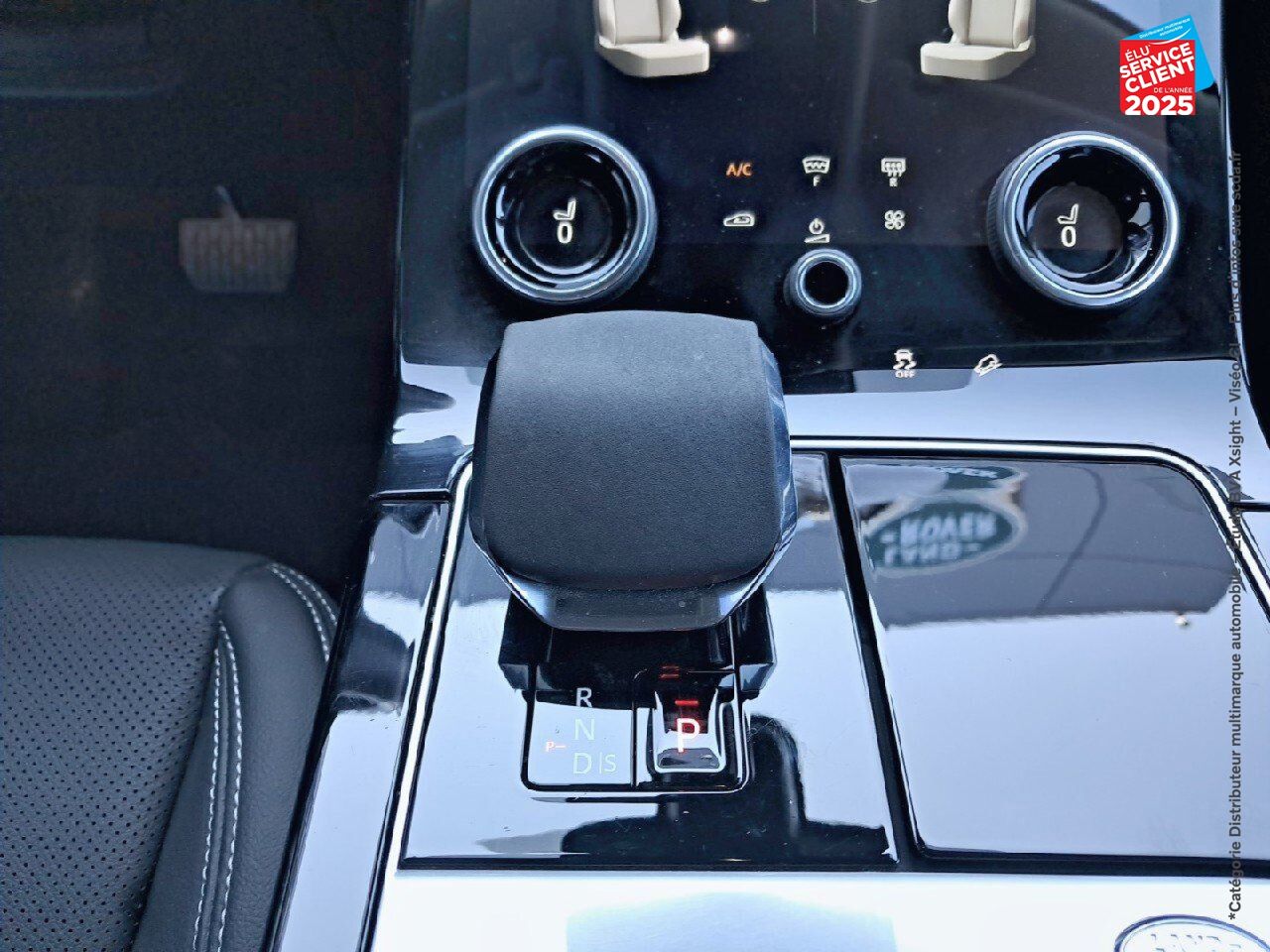 Véhicule d'occasion LAND-ROVER RANGE ROVER VELAR 2.0 P400E 404CH PHEV S AWD BVA AM23 SIEGES CHAUF/CUIR GPS CAMERA HUD MERIDIAN chez Land Rover Strasbourg