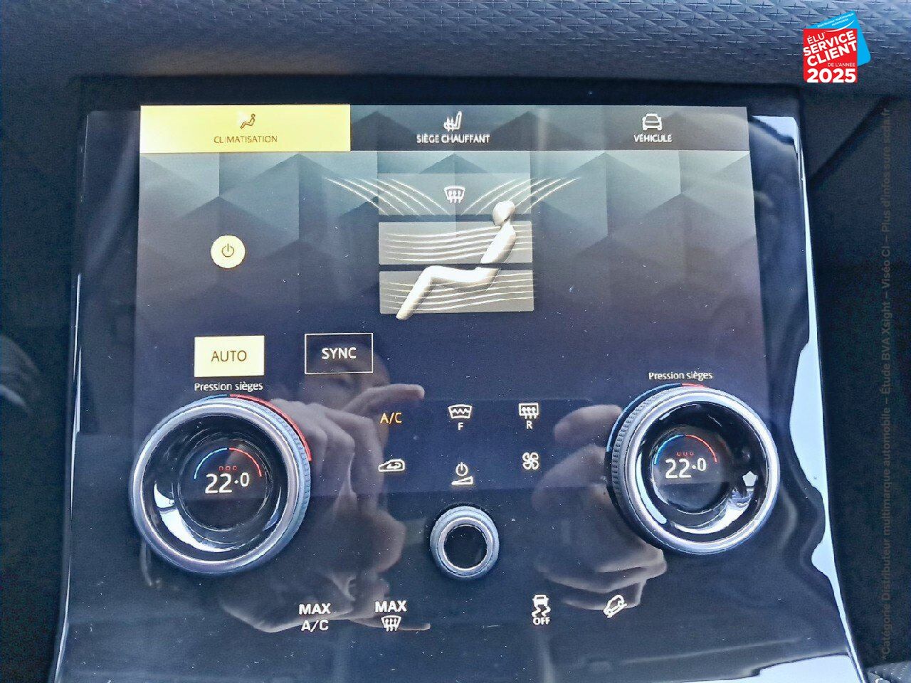 Véhicule d'occasion LAND-ROVER RANGE ROVER VELAR 2.0 P400E 404CH PHEV S AWD BVA AM23 SIEGES CHAUF/CUIR GPS CAMERA HUD MERIDIAN chez Land Rover Strasbourg