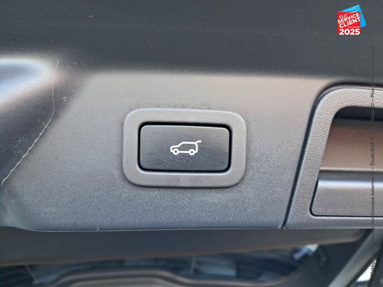 Véhicule d'occasion LAND-ROVER RANGE ROVER VELAR 2.0 P400E 404CH PHEV S AWD BVA AM23 SIEGES CHAUF/CUIR GPS CAMERA HUD MERIDIAN chez Land Rover Strasbourg