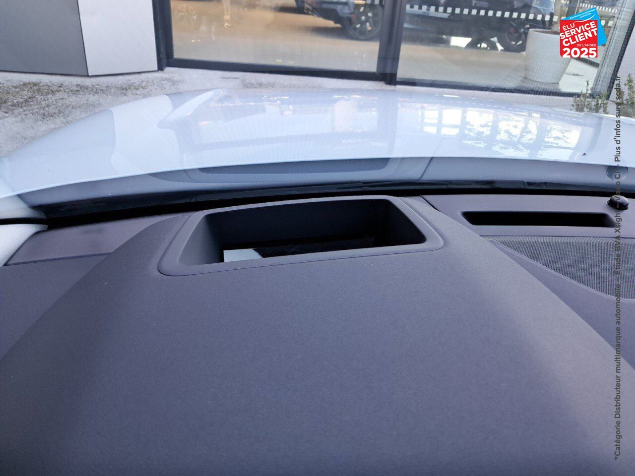 Véhicule d'occasion LAND-ROVER RANGE ROVER VELAR 2.0 P400E 404CH PHEV S AWD BVA AM23 SIEGES CHAUF/CUIR GPS CAMERA HUD MERIDIAN chez Land Rover Strasbourg