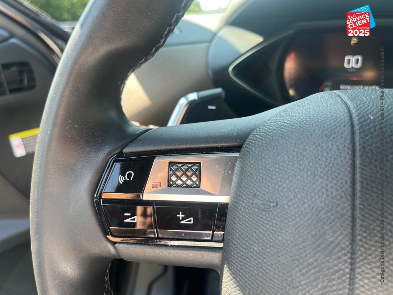 Véhicule d'occasion DS DS 3 CROSSBACK PURETECH 130CH BASTILLE AUTOMATIQUE SIEGES CUIR GPS CAMERA CARPLAY chez Toyota Thionville