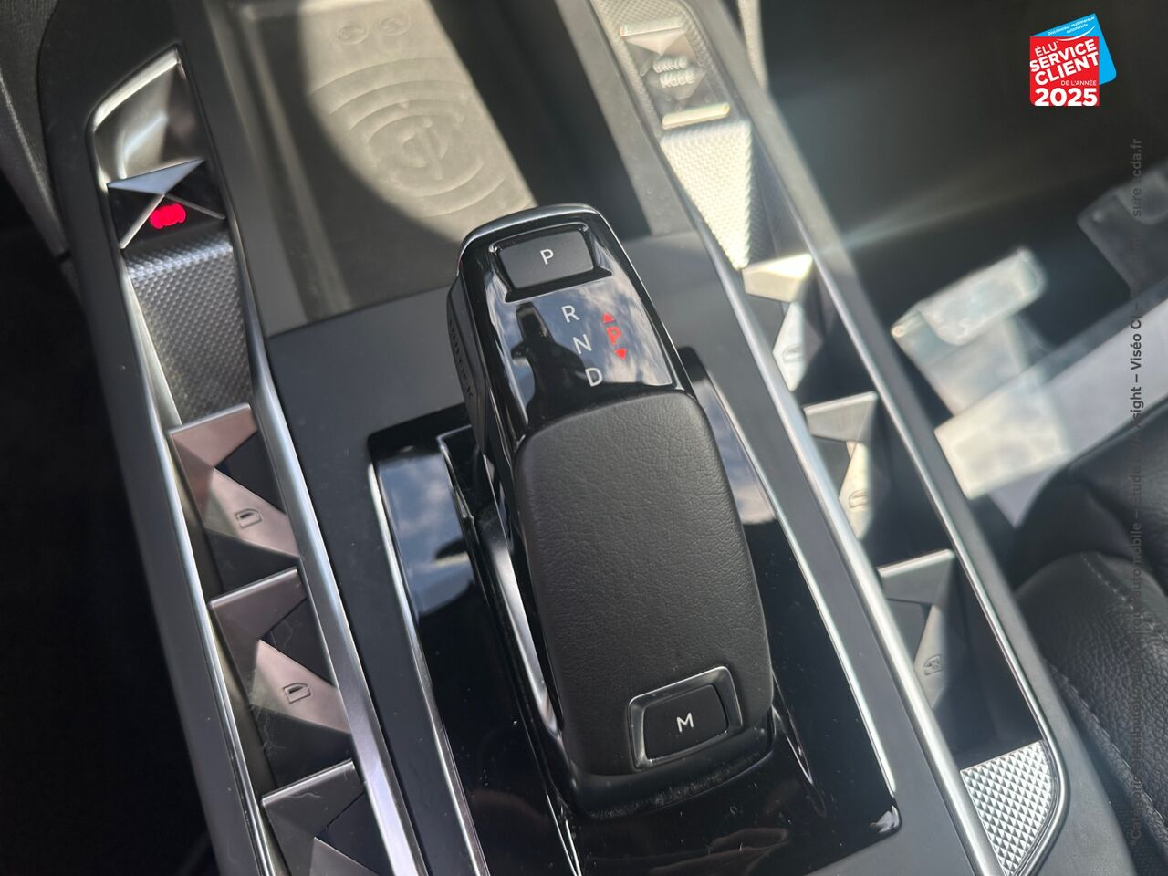 Véhicule d'occasion DS DS 3 CROSSBACK PURETECH 130CH BASTILLE AUTOMATIQUE SIEGES CUIR GPS CAMERA CARPLAY chez BMW Besançon