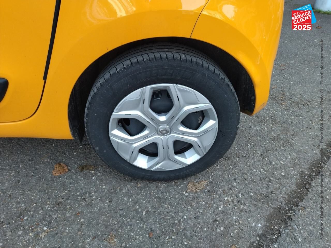 Véhicule d'occasion RENAULT TWINGO E-TECH ELECTRIC AUTHENTIC R80 ACHAT INTEGRAL chez Toyota Saint Dizier