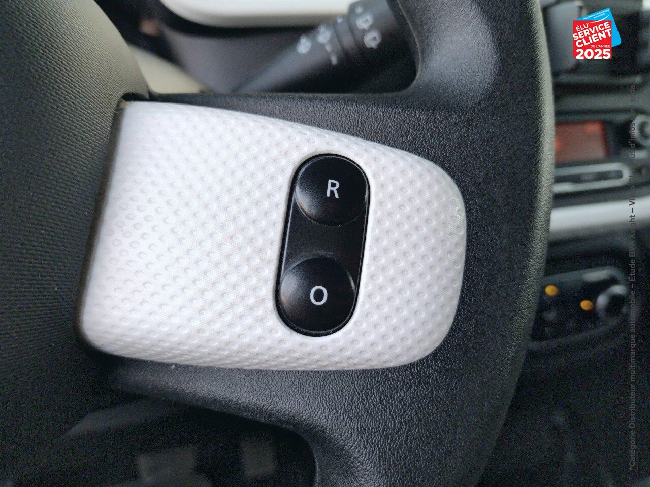 Véhicule d'occasion RENAULT TWINGO E-TECH ELECTRIC AUTHENTIC R80 ACHAT INTEGRAL chez Toyota Saint Dizier