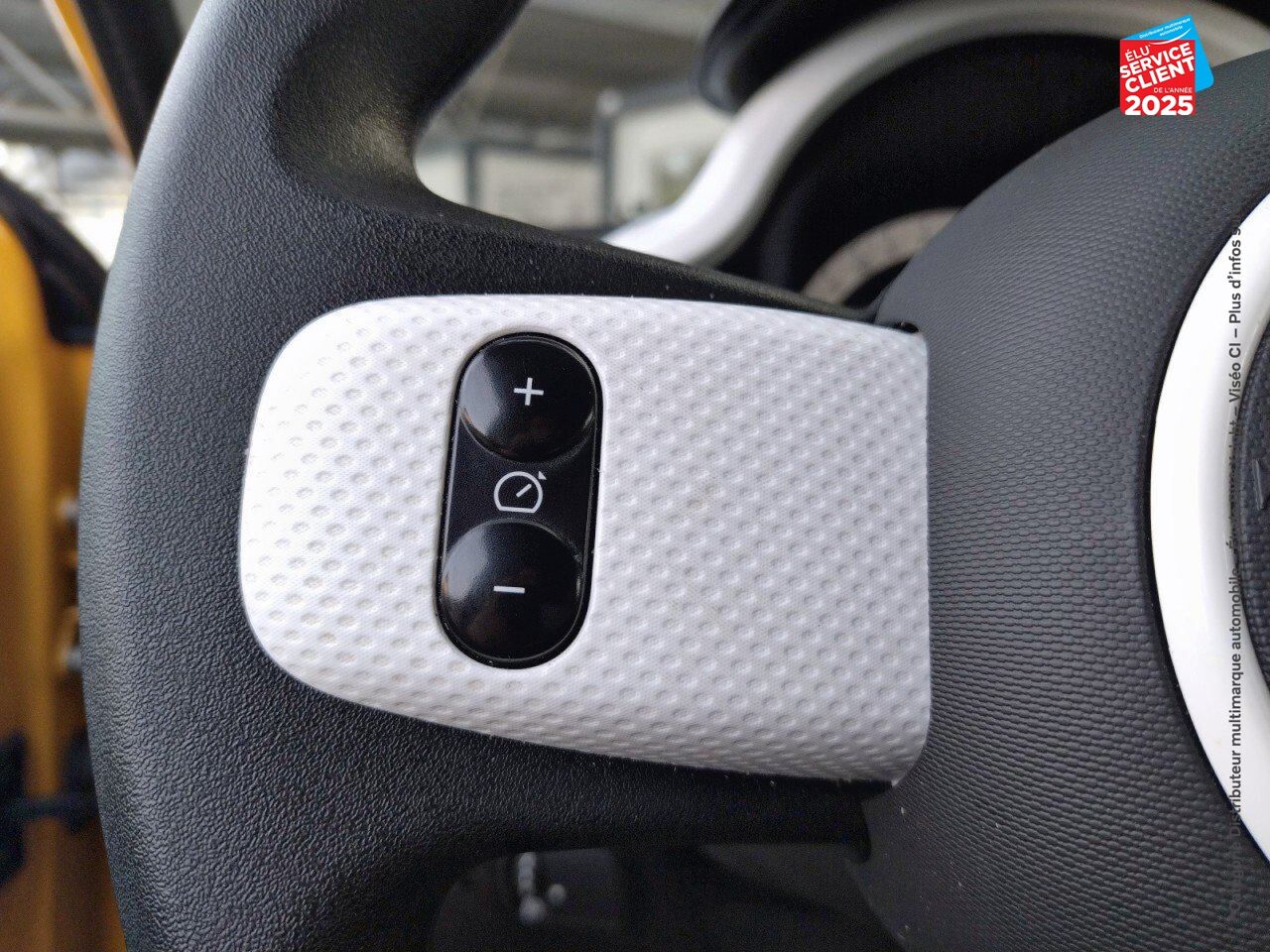 Véhicule d'occasion RENAULT TWINGO E-TECH ELECTRIC AUTHENTIC R80 ACHAT INTEGRAL chez Toyota Saint Dizier