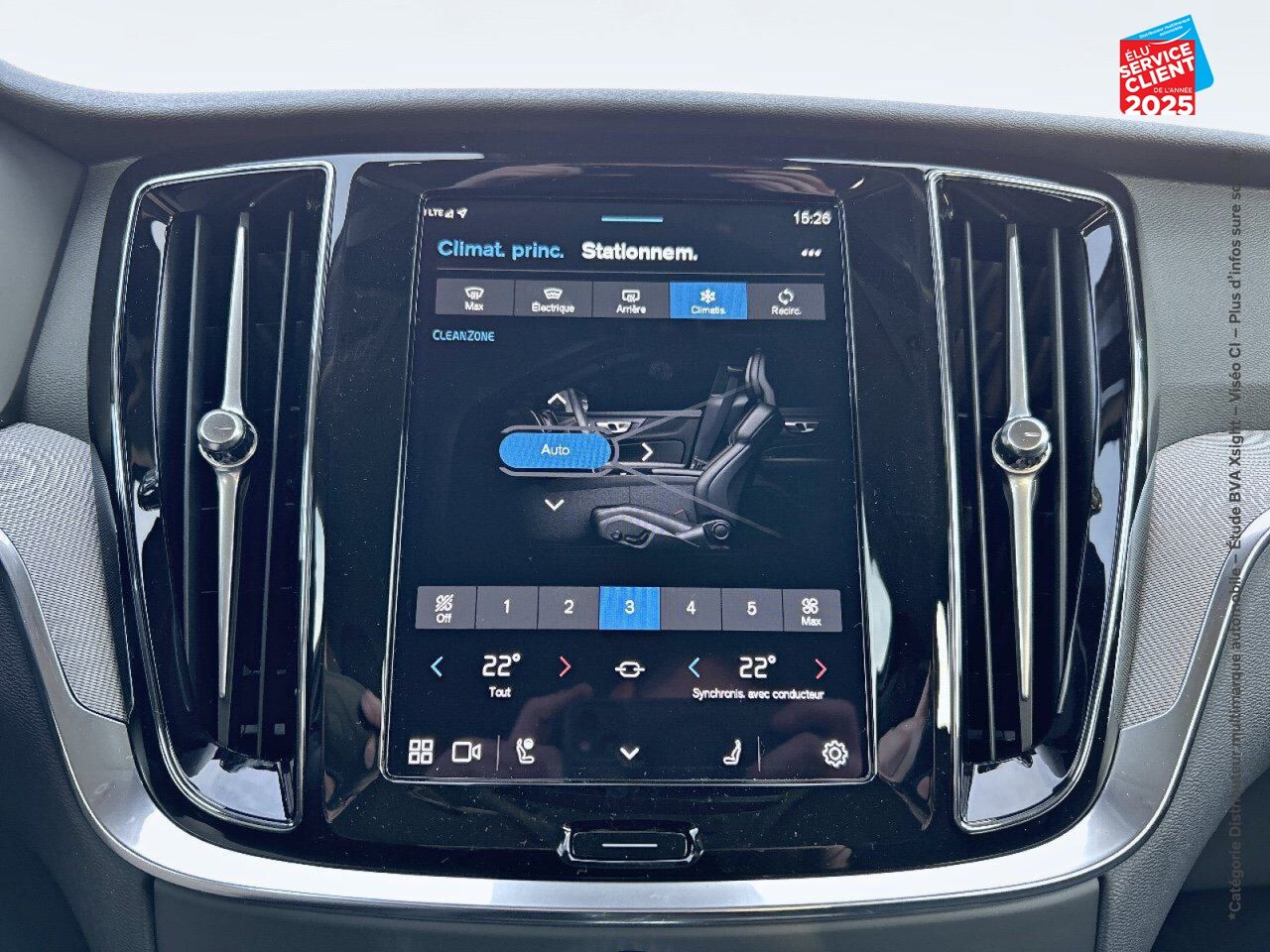 Véhicule d'occasion VOLVO V60 T6 AWD 253+145CH PLUS STYLE DARK GEARTRONIC 8 chez Land Rover Metz