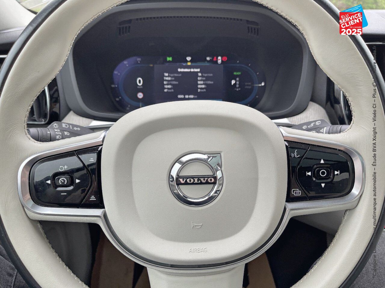 Véhicule d'occasion VOLVO XC60 T6 AWD 253 + 145CH PLUS STYLE CHROME GEARTRONIC chez Renault Saint-Louis