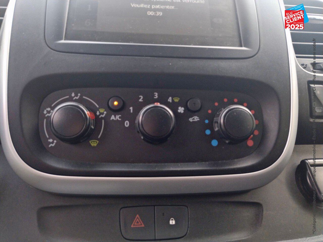 Véhicule d'occasion RENAULT TRAFIC COMBI L2 1.6 DCI 120CH INTENS 8 PLACES EURO6D-T chez Opel Verdun