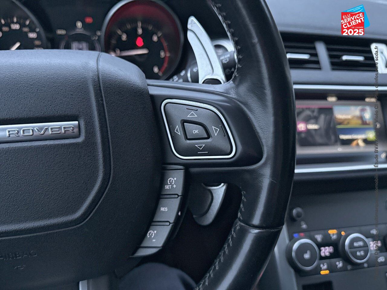 Véhicule d'occasion LAND-ROVER RANGE ROVER EVOQUE 2.0 TD4 150 SE 4X4 BVA MARK VI SIEGES CHAUF/CUIR GPS CAMERA ATTELAGE chez Volvo Epernay