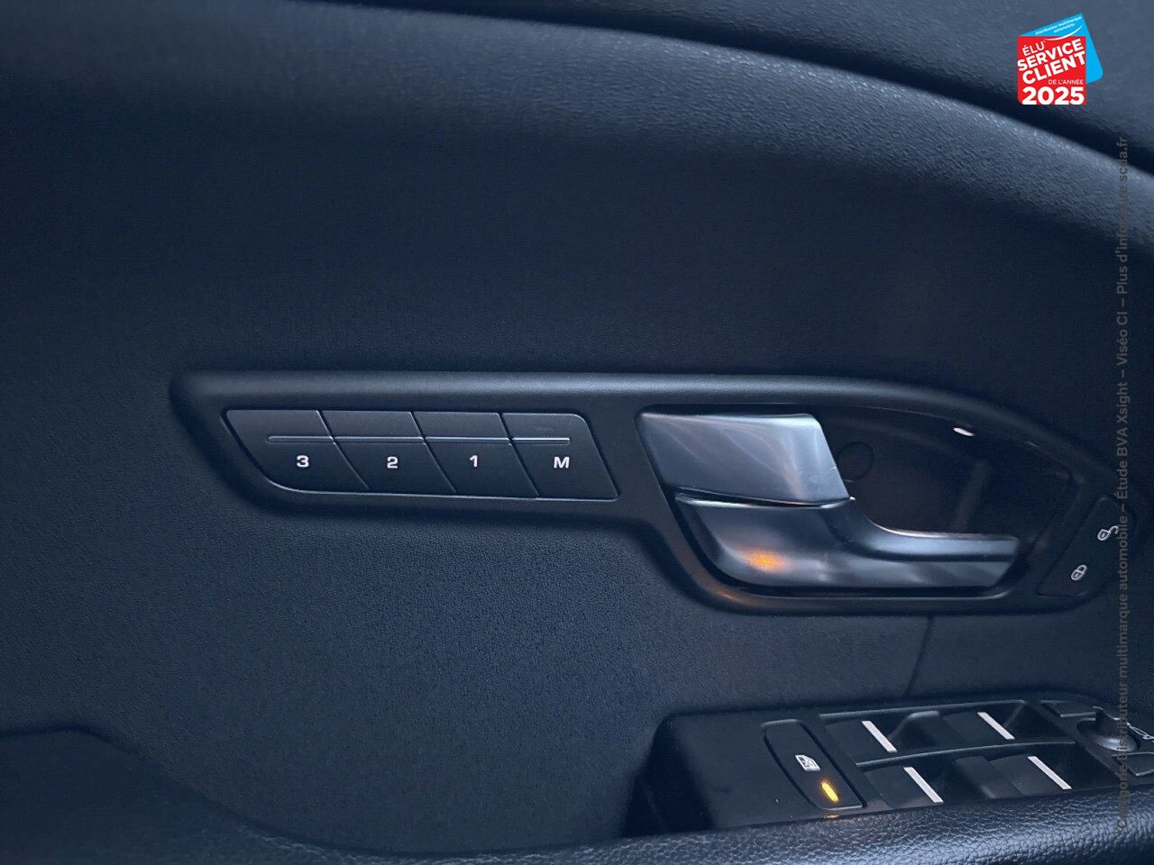 Véhicule d'occasion LAND-ROVER RANGE ROVER EVOQUE 2.0 TD4 150 SE 4X4 BVA MARK VI SIEGES CHAUF/CUIR GPS CAMERA ATTELAGE chez Volvo Epernay