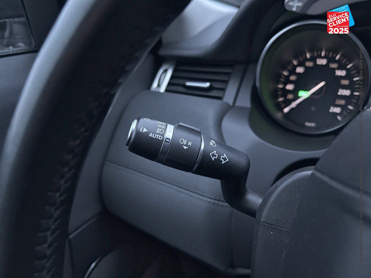Véhicule d'occasion LAND-ROVER RANGE ROVER EVOQUE 2.0 TD4 150 SE 4X4 BVA MARK VI SIEGES CHAUF/CUIR GPS CAMERA ATTELAGE chez Volvo Epernay