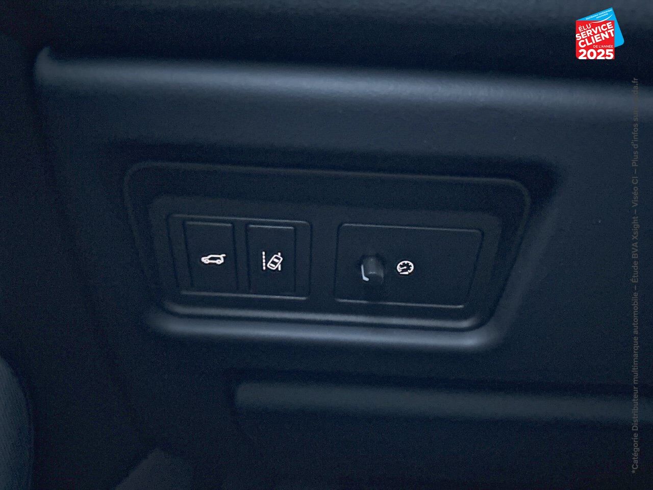 Véhicule d'occasion LAND-ROVER RANGE ROVER EVOQUE 2.0 TD4 150 SE 4X4 BVA MARK VI SIEGES CHAUF/CUIR GPS CAMERA ATTELAGE chez Volvo Epernay