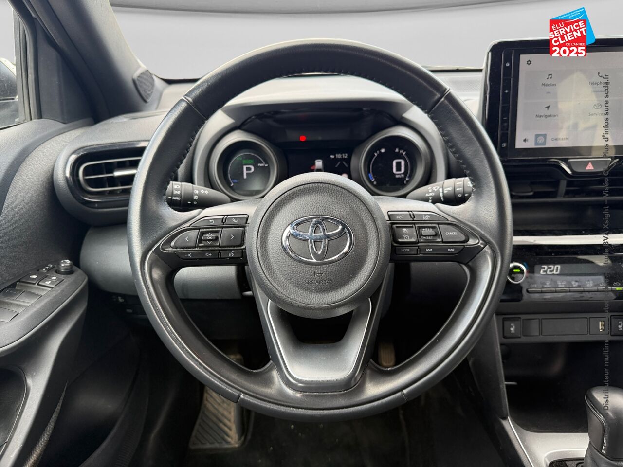 Véhicule d'occasion TOYOTA YARIS CROSS 116H DESIGN MY22 SIEGES CHAUF GPS CAMERA chez Toyota Verdun