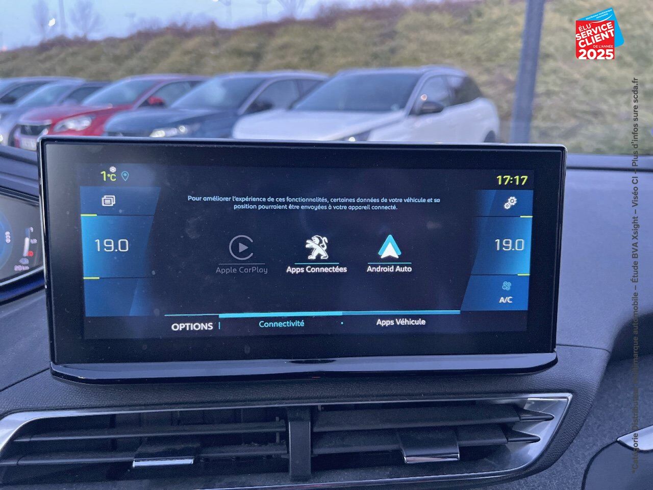 Véhicule d'occasion PEUGEOT 3008 HYBRID4 300CH ALLURE PACK E-EAT8 chez Renault Saint-Louis