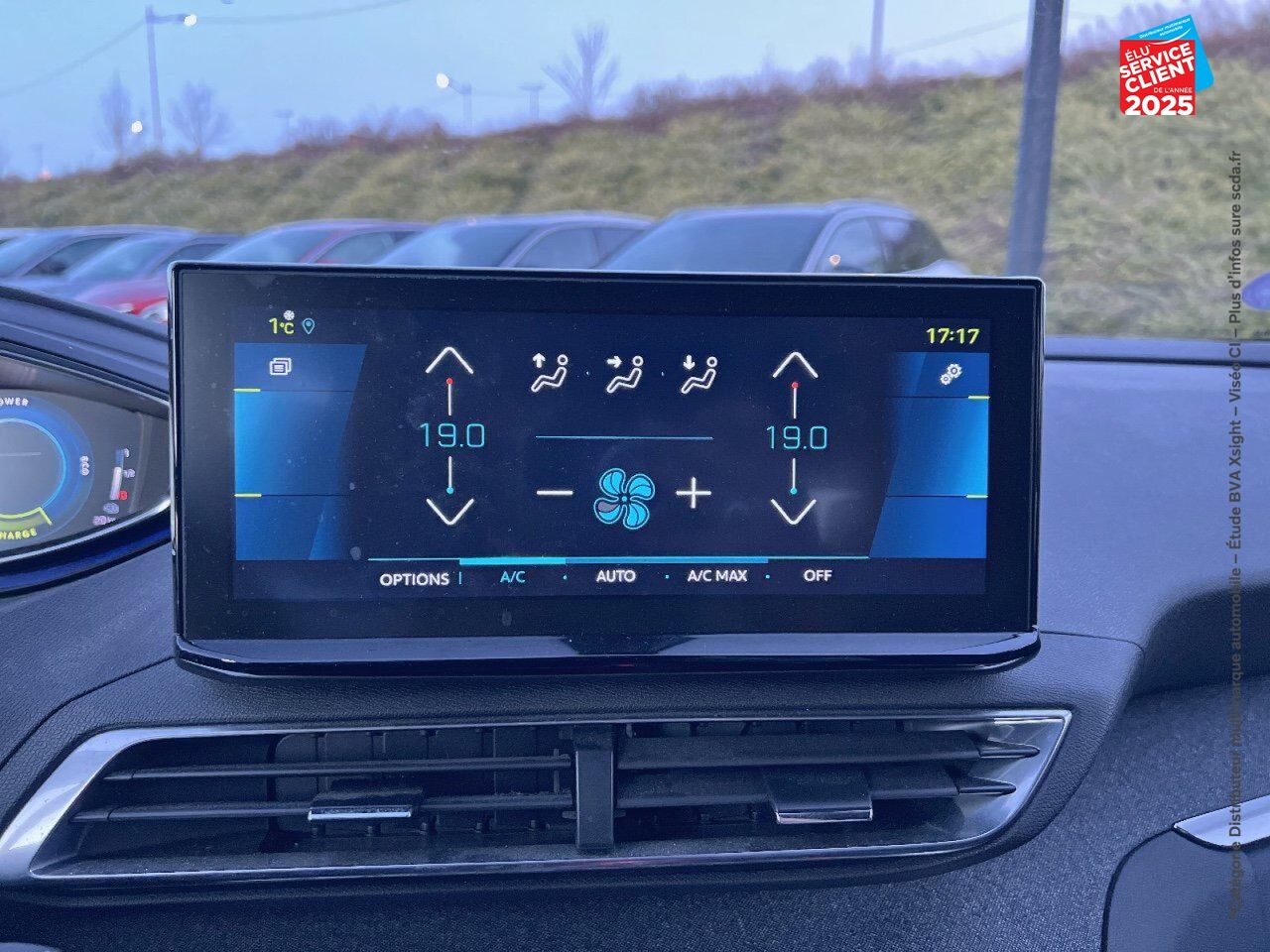 Véhicule d'occasion PEUGEOT 3008 HYBRID4 300CH ALLURE PACK E-EAT8 chez Renault Saint-Louis