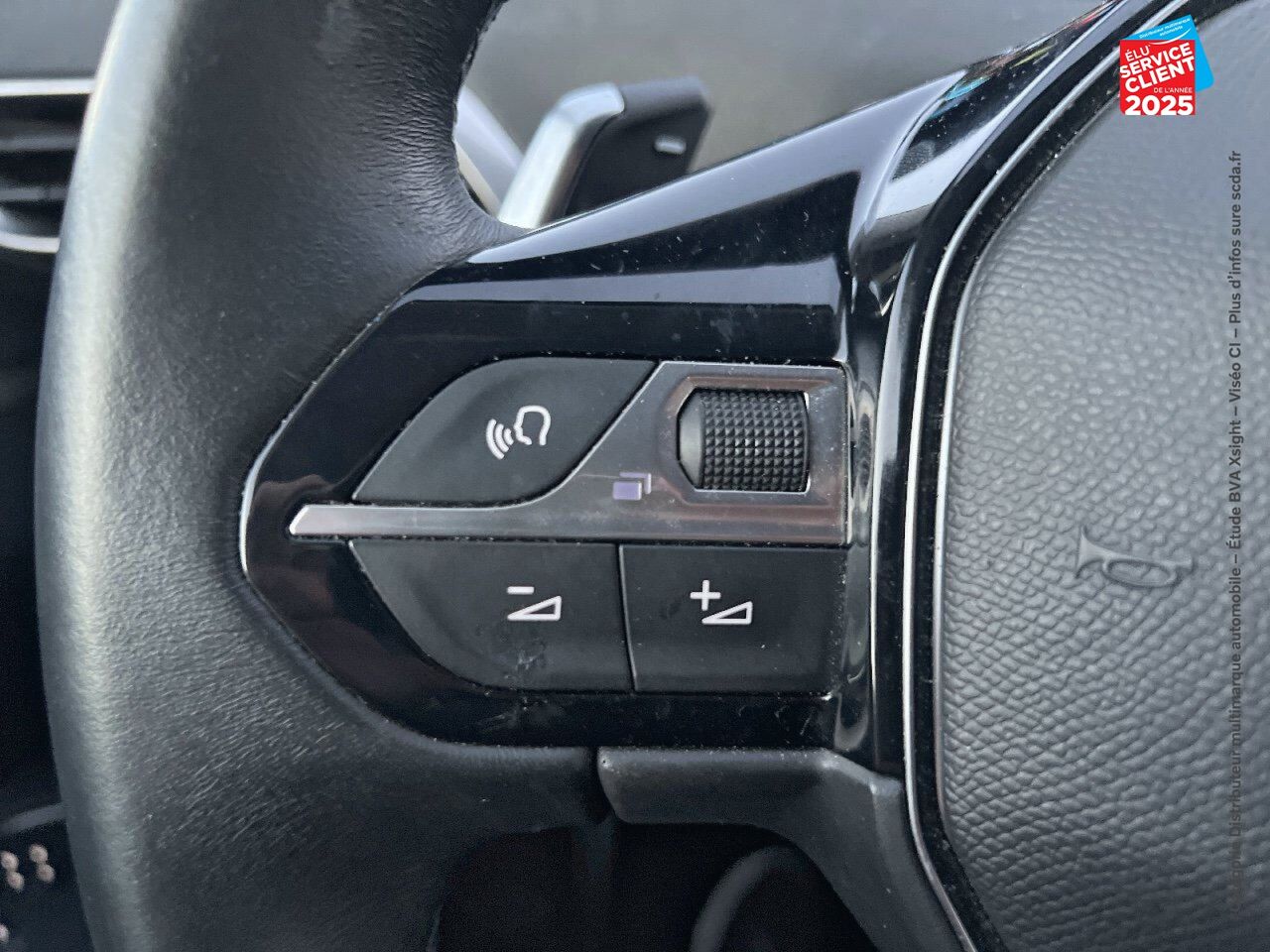 Véhicule d'occasion PEUGEOT 3008 HYBRID4 300CH ALLURE PACK E-EAT8 chez Renault Saint-Louis