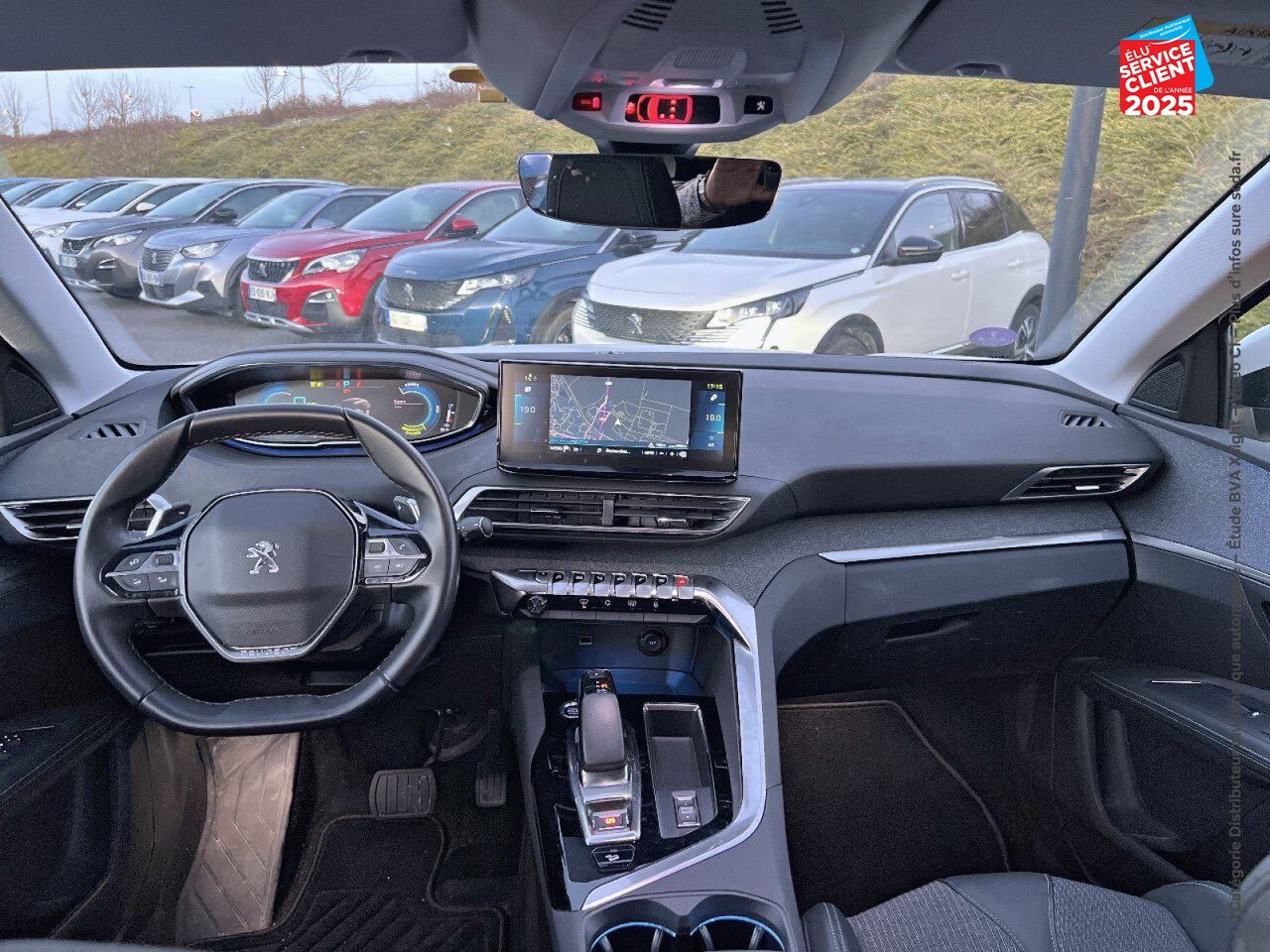 Véhicule d'occasion PEUGEOT 3008 HYBRID4 300CH ALLURE PACK E-EAT8 chez Renault Saint-Louis